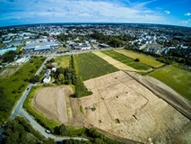 Fouilles archéologiques, ferme, Bois des Anses, photographies aériennes, Seigneurie de Bois-Briand, marais, ferme urbaine, pôle métropilitain, recherche archéologique, diagnostic, sondages, trace d'occupation domestique, âge du Fer, habitat gaulois, enclos, niveau de sol, colorimétrie, Nantes, Direction du Patrimoine et de l'Archéologie