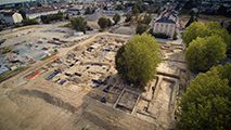 Reportage Caserne militaire Mellinet, Fouilles Archéologiques, Manoir de l'Eperonnière, désaffection, nouveau quartier urbain, logements, activités, services et équipements publics, Rue du général Buat, de la Mitrie et d'Aurelle de Paladines, versant méridional du plateau de Ligné, recherches historiques et archéologiques, centre ville historique de Nantes, église Saint-Donatien et chapelle Saint-Etienne, seigneurie de l'éperonnière, Jean Chauvin, chancelier du Duc François II de Bretagne, duc de Mercoeur, Famille Le Tourneu, domaine noble, prison, hôpital, bien national, Dames du Sacré Coeur de Jésus, éducation morale et religieuse, communauté, couvent de la congrégation du Sacré-Coeur, logis, tenues, vergers, vignes, jardins, prés, pâturages, terrains plantés, mares, étangs, Nantes