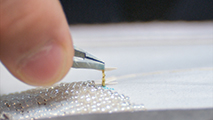 Documentaire 27 Rêve Embroidesign By Chengyenlee, broderie d'art, tableau, perles de cristal swarovski, créations, oeuvres, astrologie chinoise, thématiques artistiques, carrière d'artiste, découverte, résolution des rapports d'échelle, monde micro et macro, silence et parole, découverte et attachement, ce n'est pas la vie qui fait l'oeuvre mais l'oeuvre qui fait la vie, documentaire, réalité et idéal.