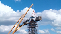 Grue noire, chantiers naval Dubigeon, Chantenay, Nantes, Etablissements Joseph Paris, Appareils de Levage et Ateliers et Chantiers de la Loire, armement navires, Prairie au Duc, grue marteau, ateliers de chaudronnerie, quai d'armement, flèche horizontale, roulement dyssymétrique, rails, Loire, bord de quai, portique, béton armé, titan, grutiers, titanier, engins de levage, tempête 1948, construite en 1942, mise en service en 1943, Patrimoine industriel, commission régionale des affaires culturelles des Pays de la Loire, île de Nantes, Trentemoult, Alain Cervelle, témoignage, restauration, patrimoine, monument historique, atelier, désamiantage, décontamination, extraction air, levage, oxydécoupage, soudage, pièce métallique, bridage, découpe, rivets, chalumeau, boulon, hangar, meulage, contreperçage, brossage, serrage, clé dynamométrique, abrasif recyclé, grenaillage, rivetage à chaud, alésage, marteau pneumatique, boulon injecté, résine, ragréage, scellement, passivation des aciers, mortier, gachage, refection, protection environnement, restauration patrimoniale, archivge, Direction du Patrimoine et de l'Archéologie, ville de Nantes, Nantes Métropole, Nuance Production, réalisation Patrice Paillard, septembre 2022.