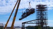 Grue noire, chantiers naval Dubigeon, Chantenay, Nantes, Etablissements Joseph Paris, Appareils de Levage et Ateliers et Chantiers de la Loire, armement navires, Prairie au Duc, grue marteau, ateliers de chaudronnerie, quai d'armement, flèche horizontale, roulement dyssymétrique, rails, Loire, bord de quai, portique, béton armé, titan, grutiers, titanier, engins de levage, tempête 1948, construite en 1942, mise en service en 1943, Patrimoine industriel, commission régionale des affaires culturelles des Pays de la Loire, île de Nantes, Trentemoult, Alain Cervelle, témoignage, restauration, patrimoine, monument historique, atelier, désamiantage, décontamination, extraction air, levage, oxydécoupage, soudage, pièce métallique, bridage, découpe, rivets, chalumeau, boulon, hangar, meulage, contreperçage, brossage, serrage, clé dynamométrique, abrasif recyclé, grenaillage, rivetage à chaud, alésage, marteau pneumatique, boulon injecté, résine, ragréage, scellement, passivation des aciers, mortier, gachage, refection, protection environnement, restauration patrimoniale, archivge, Direction du Patrimoine et de l'Archéologie, ville de Nantes, Nantes Métropole, Nuance Production, réalisation Patrice Paillard, septembre 2022.