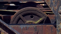 Grue noire, chantiers naval Dubigeon, Chantenay, Nantes, Etablissements Joseph Paris, Appareils de Levage et Ateliers et Chantiers de la Loire, armement navires, Prairie au Duc, grue marteau, ateliers de chaudronnerie, quai d'armement, flèche horizontale, roulement dyssymétrique, rails, Loire, bord de quai, portique, béton armé, titan, grutiers, titanier, engins de levage, tempête 1948, construite en 1942, mise en service en 1943, Patrimoine industriel, commission régionale des affaires culturelles des Pays de la Loire, île de Nantes, Trentemoult, Alain Cervelle, témoignage, restauration, patrimoine, monument historique, atelier, désamiantage, décontamination, extraction air, levage, oxydécoupage, soudage, pièce métallique, bridage, découpe, rivets, chalumeau, boulon, hangar, meulage, contreperçage, brossage, serrage, clé dynamométrique, abrasif recyclé, grenaillage, rivetage à chaud, alésage, marteau pneumatique, boulon injecté, résine, ragréage, scellement, passivation des aciers, mortier, gachage, refection, protection environnement, restauration patrimoniale, archivge, Direction du Patrimoine et de l'Archéologie, ville de Nantes, Nantes Métropole, Nuance Production, réalisation Patrice Paillard, septembre 2022.